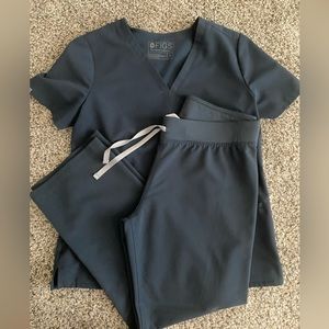 FIGs brand scrub set